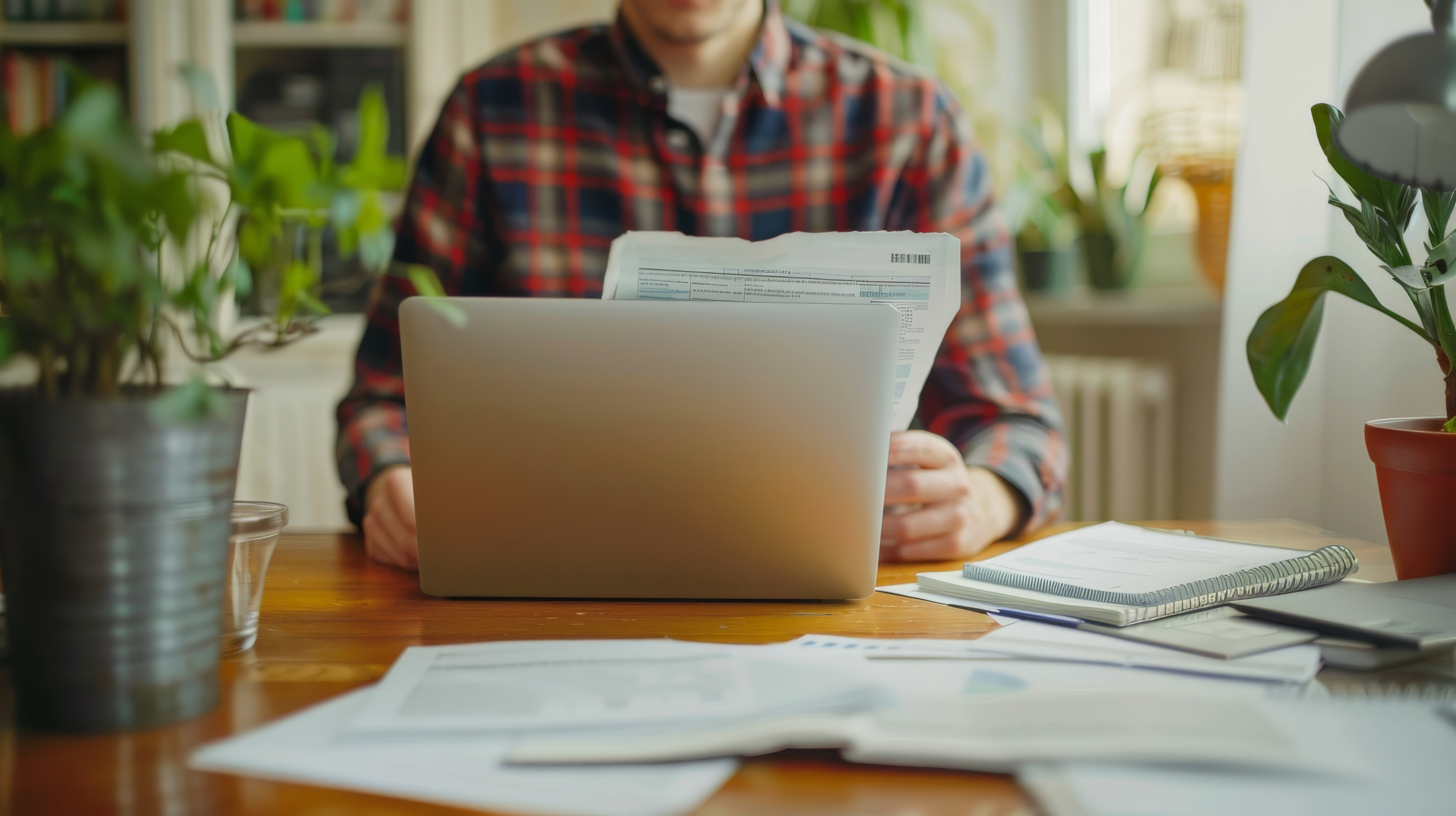 Empresário MEI conferindo suas notas fiscais
