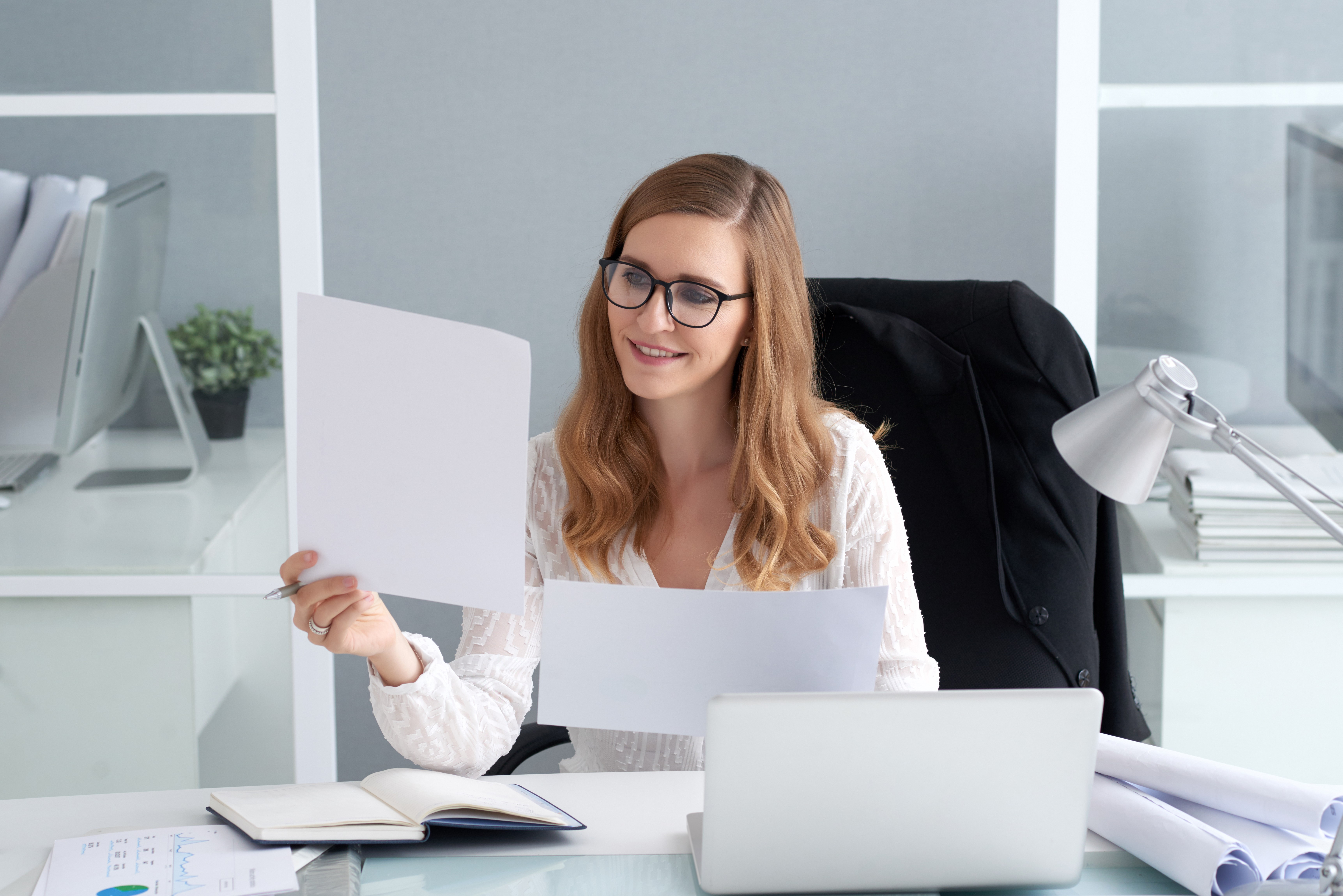 Empresária compreendendo como as rejeições de IBS e CBS funcionam