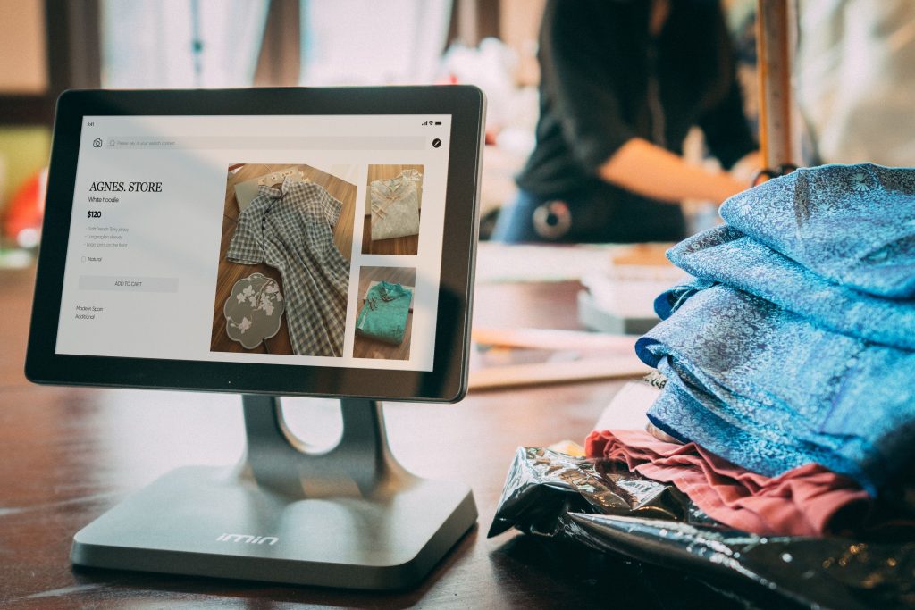 Costureira/lojista vendendo roupas online