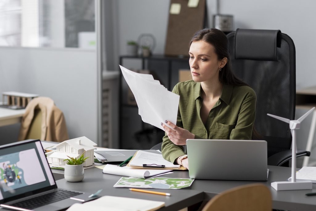 Profissional revisando nota fiscal em ambiente de trabalho.